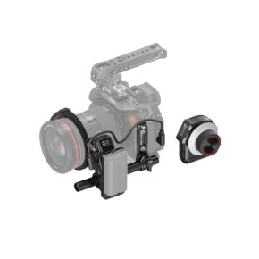 SmallRig_MagicFIZ_Wireless_Follow_Focus_Basic_Kit_3781_001 SmallRig 3781 Magic FIZ Wireless Follow Focus Basic Kit on kuvassa kiinnitettynä kamerarigiin, ja sen ohjauspyörä ja moottoriyksikkö on korostettu, kun taas kamera ja rig on osittain häivytetty.