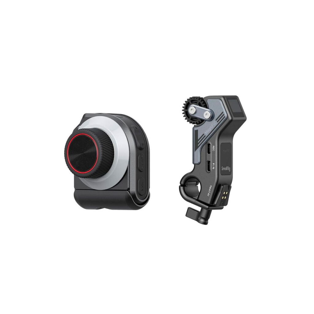 SmallRig_MagicFIZ_Wireless_Follow_Focus_Basic_Kit_3781_002 SmallRig 3781 Magic FIZ Wireless Follow Focus Basic Kit sisältää mustan langattoman käsiohjaimen, jossa on suuri nuppi ja punainen rengas (vasemmalla), ja pienikokoisen moottoroidun seurannan tarkennusyksikön, jossa on hammaspyörä (oikealla), molemmat näkyvät valkoisella pohjalla.