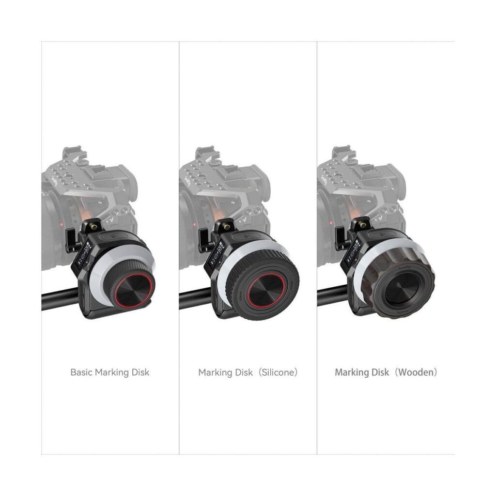 SmallRig_MagicFIZ_Wireless_Follow_Focus_Basic_Kit_3781_003 Kolme SmallRig 3781 Magic FIZ Wireless Follow Focus Basic -sarjaa on esillä vierekkäin, ja jokaisessa on ainutlaatuinen merkintäkiekko - perus, silikoni- ja puukiekko. Kamera on osittain näkyvissä follow focus -sarjojen takana.