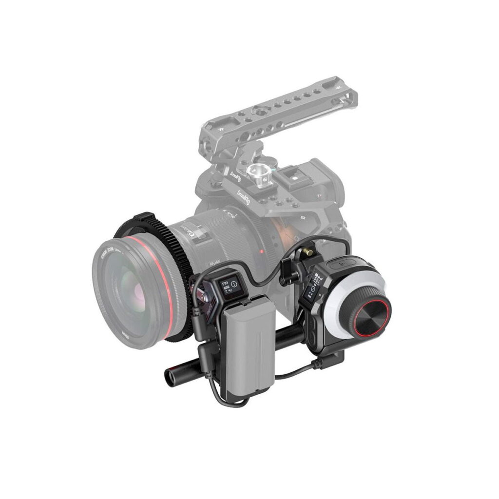SmallRig_MagicFIZ_Wireless_Follow_Focus_Basic_Kit_3781_004 SmallRig 3781 Magic FIZ Wireless Follow Focus Basic Kit on ammattikäyttöön tarkoitettu videokamera, jossa on suuri objektiivi, ulkoinen kahva, näytöllä varustettu tarkennuksen ohjausjärjestelmä, jossa on ohjauspyörä, ja asennettu akku.