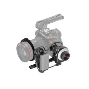 SmallRig_MagicFIZ_Wireless_Follow_Focus_Basic_Kit_3781_004 SmallRig 3781 Magic FIZ Wireless Follow Focus Basic Kit on ammattikäyttöön tarkoitettu videokamera, jossa on suuri objektiivi, ulkoinen kahva, näytöllä varustettu tarkennuksen ohjausjärjestelmä, jossa on ohjauspyörä, ja asennettu akku.