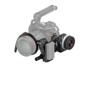SmallRig_MagicFIZ_Wireless_Follow_Focus_Basic_Kit_3781_005 SmallRig 3781 Magic FIZ Wireless Follow Focus Basic Kit on kuvassa asennettuna ammattilaiskameraan, jossa on mattapintainen laatikko ja kahva, joka on osittain läpinäkyvä tarkennuksen ohjaustarvikkeiden korostamiseksi.