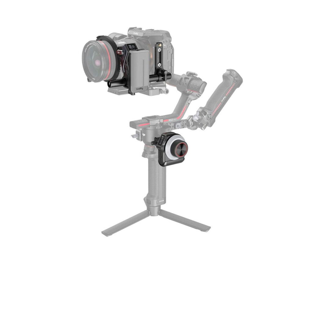 SmallRig_MagicFIZ_Wireless_Follow_Focus_Basic_Kit_3781_008 SmallRig 3781 Magic FIZ Wireless Follow Focus Basic Kit on asennettu ammattikäyttöön tarkoitettuun kameraan käsikäyttöisen gimbaalin päälle, jossa on jalustan jalat; sarja on korostettu värillä, kun taas muu osa gimbaalista on puoliksi läpinäkyvän harmaa.