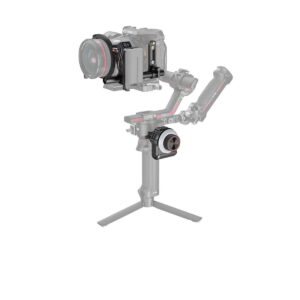SmallRig_MagicFIZ_Wireless_Follow_Focus_Basic_Kit_3781_008 SmallRig 3781 Magic FIZ Wireless Follow Focus Basic Kit on asennettu ammattikäyttöön tarkoitettuun kameraan käsikäyttöisen gimbaalin päälle, jossa on jalustan jalat; sarja on korostettu värillä, kun taas muu osa gimbaalista on puoliksi läpinäkyvän harmaa.