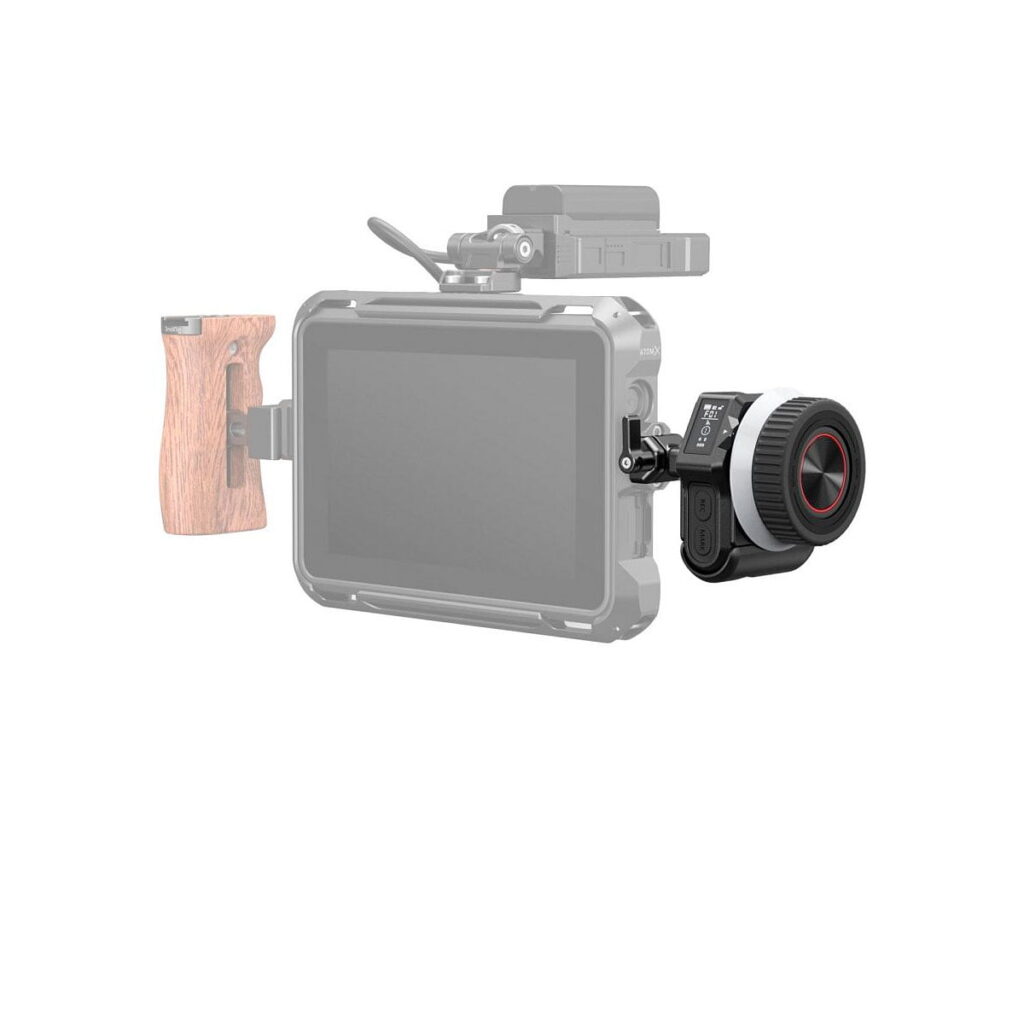 SmallRig_MagicFIZ_Wireless_Follow_Focus_Basic_Kit_3781_009 SmallRig 3781 Magic FIZ Wireless Follow Focus Basic Kit erottuu tarkennettuna digitaalisessa kameralaitteessa, jossa on suuri näyttö ja puinen sivukahva, kun taas muu varustus on häivytetty valkoista taustaa vasten.