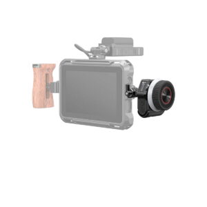 SmallRig_MagicFIZ_Wireless_Follow_Focus_Basic_Kit_3781_009 SmallRig 3781 Magic FIZ Wireless Follow Focus Basic Kit erottuu tarkennettuna digitaalisessa kameralaitteessa, jossa on suuri näyttö ja puinen sivukahva, kun taas muu varustus on häivytetty valkoista taustaa vasten.