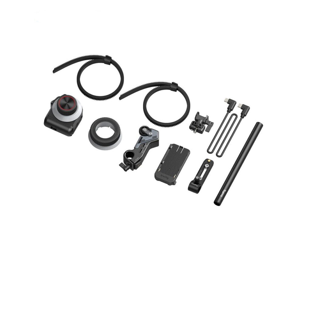 SmallRig_MagicFIZ_Wireless_Follow_Focus_Basic_Kit_3781_010 SmallRig 3781 Magic FIZ Wireless Follow Focus Basic Kit sisältää mustia kameran lisävarusteita, kuten kiinnittimiä, kiinnikkeitä, tangon ja joustavat varret, jotka on järjestetty siististi valkoiselle taustalle.
