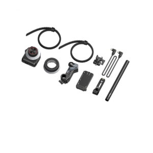 SmallRig_MagicFIZ_Wireless_Follow_Focus_Basic_Kit_3781_010 SmallRig 3781 Magic FIZ Wireless Follow Focus Basic Kit sisältää mustia kameran lisävarusteita, kuten kiinnittimiä, kiinnikkeitä, tangon ja joustavat varret, jotka on järjestetty siististi valkoiselle taustalle.