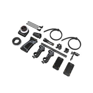 SmallRig_MagicFIZ_Wireless_Follow_Focus_Two_Motor_Kit_3918_000 SmallRig 3918 Magic FIZ Wireless Follow Focus Two Motor Kit sisältää useita mustia komponentteja - kahvoja, hammaspyöriä, kiinnityskorvakkeita, tukitankoja, objektiivirenkaan, kaksi akkua ja erilaisia pieniä lisävarusteita - siististi järjestettynä valkoiselle taustalle.