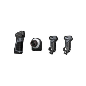 SmallRig_MagicFIZ_Wireless_Follow_Focus_Two_Motor_Kit_3918_002 SmallRig 3918 Magic FIZ Wireless Follow Focus Two Motor Kitin neljä mustaa lisävarustetta on järjestetty riviin valkoiselle taustalle, mukaan lukien käsikahva, pyöreä laite, jossa on painike, ja kaksi hammaspyörän kaltaista komponenttia.
