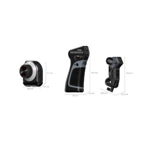 SmallRig_MagicFIZ_Wireless_Follow_Focus_Two_Motor_Kit_3918_004 Kuvassa näkyy SmallRig 3918 Magic FIZ Wireless Follow Focus Two Motor Kitin kolme mustaa ja hopeaa komponenttia, mukaan lukien kompakti kamerayksikkö, käsikahva ja mekaaninen kiinnitys, joiden mitat on ilmoitettu millimetreinä.