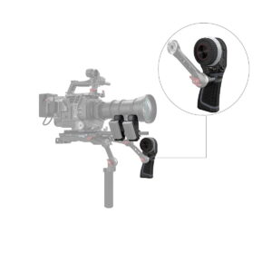 SmallRig_MagicFIZ_Wireless_Follow_Focus_Two_Motor_Kit_3918_006 SmallRig 3918 Magic FIZ Wireless Follow Focus Two Motor Kit on esitetty ammattimaisessa kameralaitteessa, ja lähikuvassa korostuu sen irrotettava musta-punainen ohjauskahva, joka on kiinnitetty sivuvarteen.