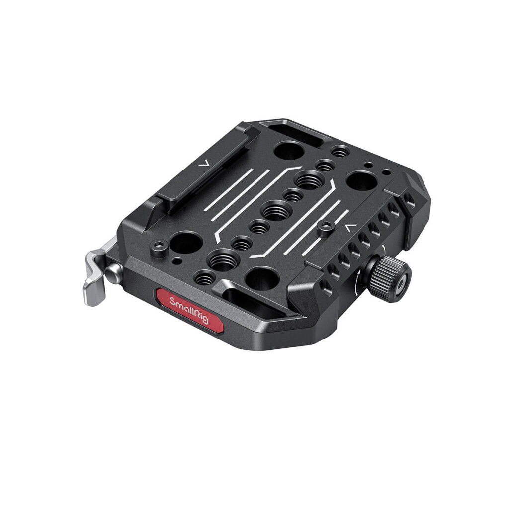 SmallRig_Manfrotto_Drop-in_Baseplate_2887_001 SmallRig 2887 Manfrotto Drop-in Baseplate (Manfrotto 501 Style) on musta kiinnityslevy, jossa on useita kierteitettyjä reikiä, lukitusvipu, kiristysnuppi ja punaisella korostettu SmallRig-logo kameran lisävarusteiden kiinnittämistä varten.