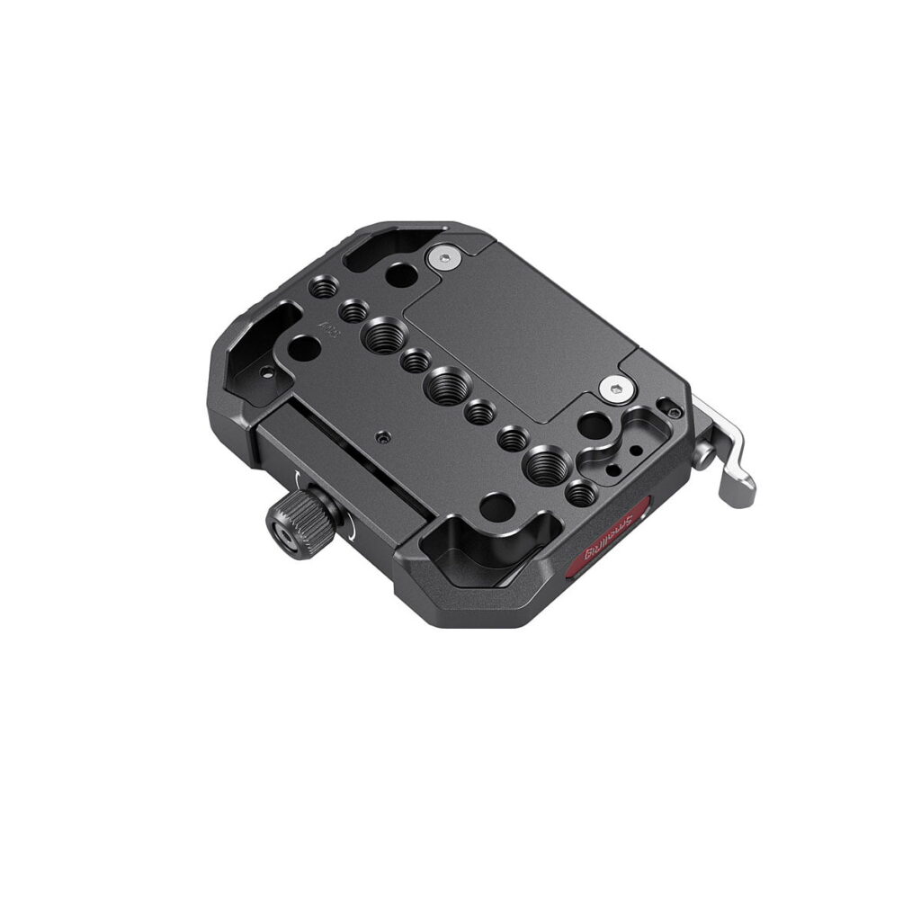 SmallRig_Manfrotto_Drop-in_Baseplate_2887_002 SmallRig 2887 Manfrotto Drop-in Baseplate (Manfrotto 501 Style) on musta kameran kiinnityslevy, jossa on useita kierteitettyjä reikiä, kiristysnuppi ja pikakiinnitysvipu valkoisella pohjalla.