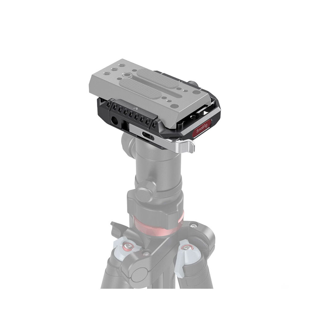 SmallRig_Manfrotto_Drop-in_Baseplate_2887_005 Lähikuva mustasta ja hopeisesta SmallRig 2887 Manfrotto Drop-in Baseplate -jalustasta (Manfrotto 501 Style), johon on kiinnitetty pikakiinnityslevy, valkoista taustaa vasten, ja jalustan jalkojen osat ja säätönupit ovat näkyvissä.