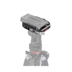 SmallRig_Manfrotto_Drop-in_Baseplate_2887_005 Lähikuva mustasta ja hopeisesta SmallRig 2887 Manfrotto Drop-in Baseplate -jalustasta (Manfrotto 501 Style), johon on kiinnitetty pikakiinnityslevy, valkoista taustaa vasten, ja jalustan jalkojen osat ja säätönupit ovat näkyvissä.