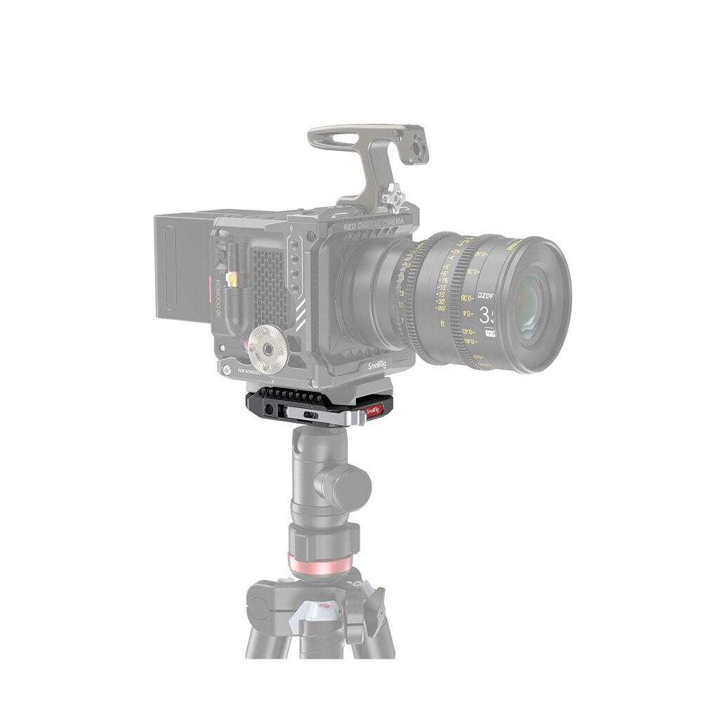 SmallRig_Manfrotto_Drop-in_Baseplate_2887_006 Ammattikäyttöön tarkoitettu kamera, jossa on suuri objektiivi, on kiinnitetty jalustalle, ja SmallRig 2887 Manfrotto Drop-in Baseplate (Manfrotto 501 Style) näkyy värillisenä kameran alapuolella, kun taas muu kokoonpano näyttää haalistuneelta.