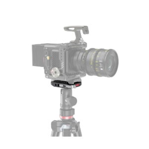 SmallRig_Manfrotto_Drop-in_Baseplate_2887_006 Ammattikäyttöön tarkoitettu kamera, jossa on suuri objektiivi, on kiinnitetty jalustalle, ja SmallRig 2887 Manfrotto Drop-in Baseplate (Manfrotto 501 Style) näkyy värillisenä kameran alapuolella, kun taas muu kokoonpano näyttää haalistuneelta.