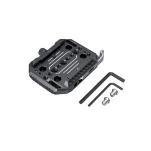 SmallRig_Manfrotto_Drop-in_Baseplate_2887_007 SmallRig 2887 Manfrotto Drop-in Baseplate (Manfrotto 501 Style), mustaa metallia, sisältää useita kierteitettyjä reikiä ja kaksi kuusiokoloavainta ja kaksi ruuvia, kaikki valkoisella pohjalla.