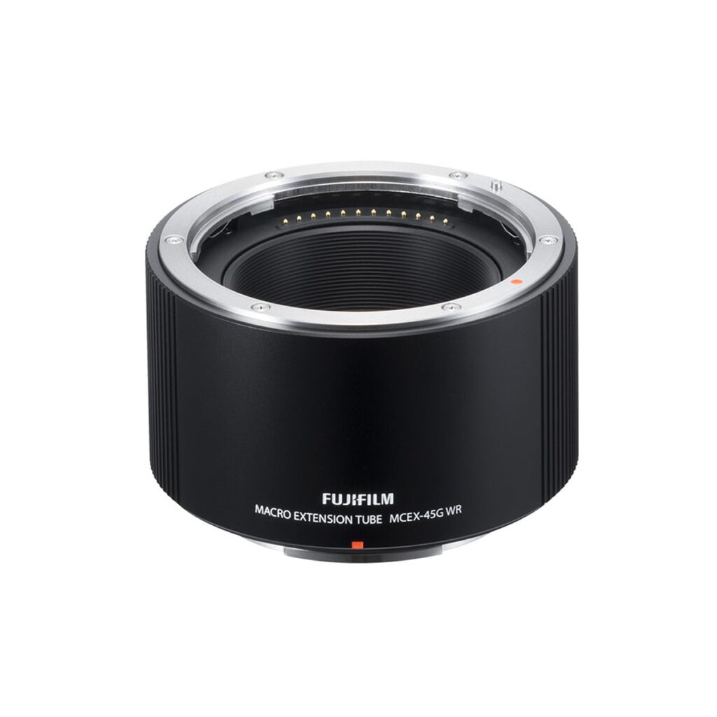 fujifilm_mcex-45g Fujifilm MCEX-45G WR -loittorenkaat on musta makrojatkoputki, jossa on metalliset korostukset ja elektroniset kontaktit, jotka mahdollistavat tarkemman tarkennuksen valokuvaukseen. Fujifilmin logo näkyy etupuolella.