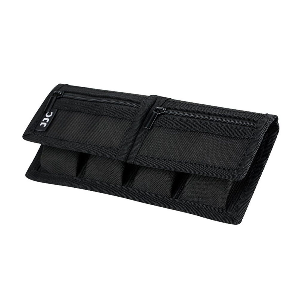 ktc-product-flash-microsd-sdr2-64gb-1-zm-lg1 Kameralaukku - Käytetty on musta kangaspussi, jossa on kaksi vetoketjullista ylätaskua ja useita avoimia etulokeroita, jotka ovat ihanteellisia työkalujen tai tarvikkeiden järjestämiseen.