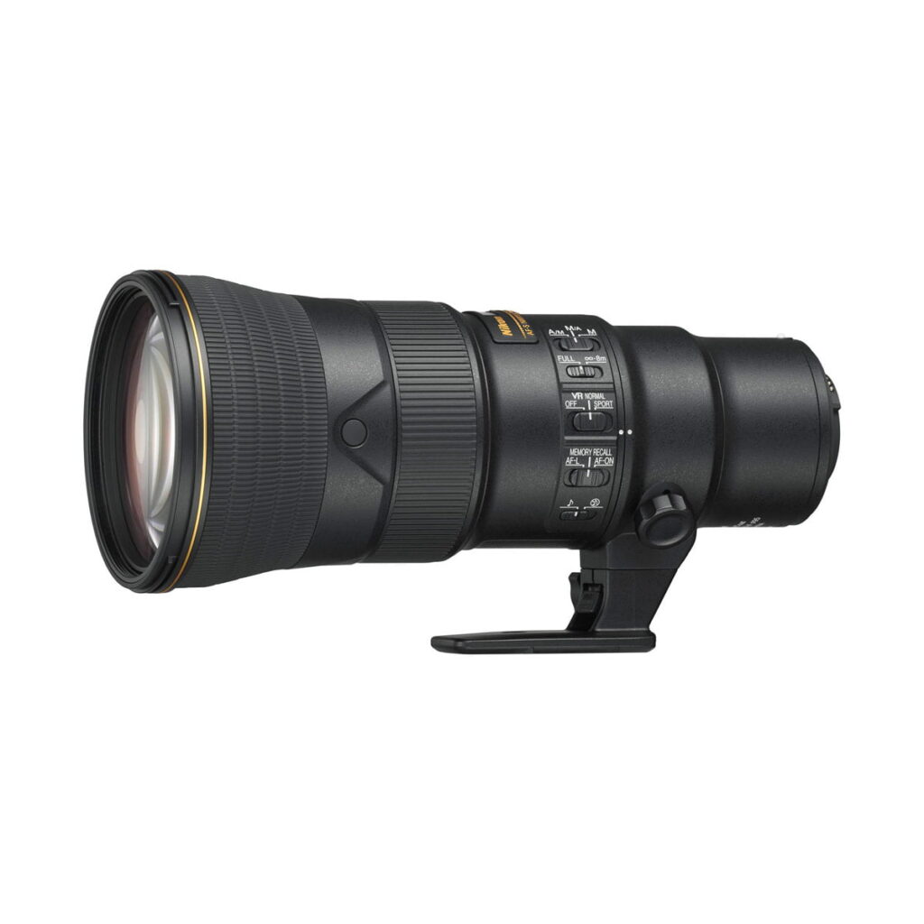 nikkor_500mm_pf Mustassa Nikon AF-S Nikkor 500mm f/5.6E PF ED VR -teleobjektiivissa (Kunto K5 - Sis. ALV24%) - Käytetty on useita kytkimiä ja jalustakiinnitys jalustan pohjassa valkoista taustaa vasten.