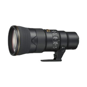 nikkor_500mm_pf Mustassa Nikon AF-S Nikkor 500mm f/5.6E PF ED VR -teleobjektiivissa (Kunto K5 - Sis. ALV24%) - Käytetty on useita kytkimiä ja jalustakiinnitys jalustan pohjassa valkoista taustaa vasten.