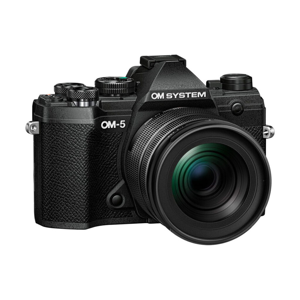 om-5_12-45mm_musta_02 Musta OM SYSTEM OM-5 + 12-45mm f/4 musta kamera, jossa on kuvioitu kahva ja suuri objektiivi, hieman vasemmalta edestä katsottuna.