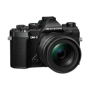 om-5_12-45mm_musta_02 Musta OM SYSTEM OM-5 + 12-45mm f/4 musta kamera, jossa on kuvioitu kahva ja suuri objektiivi, hieman vasemmalta edestä katsottuna.
