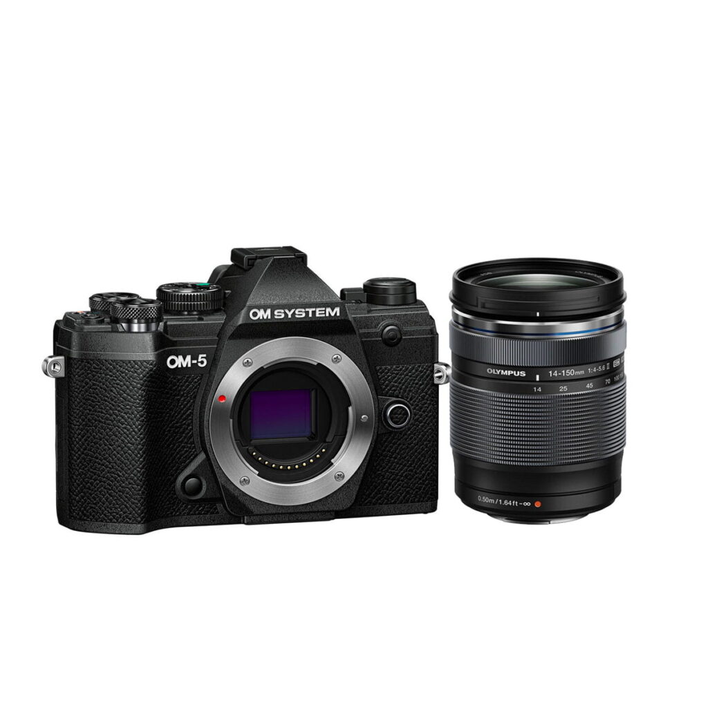 om-5_14-150mm_musta_01 OM SYSTEM OM-5 + 14-150mm f/4-5.6 II musta on esitetty kameran runko irrotettavan zoom-objektiivin vieressä, molemmat valkoista taustaa vasten.