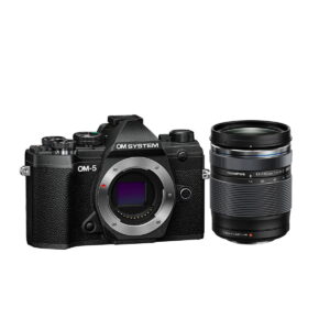 om-5_14-150mm_musta_01 OM SYSTEM OM-5 + 14-150mm f/4-5.6 II musta on esitetty kameran runko irrotettavan zoom-objektiivin vieressä, molemmat valkoista taustaa vasten.