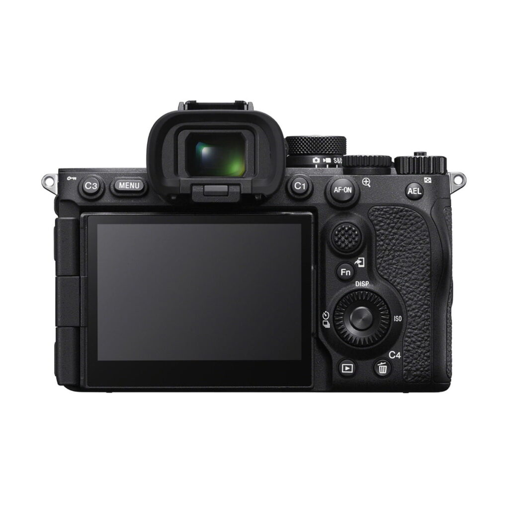 sony_a7r_v_02 Sony A7R V -järjestelmäkameran takanäkymä, jossa on ulos käännettävä LCD-näyttö, useita ohjauspainikkeita ja -valitsimia sekä keskelle sijoitettu elektroninen etsin. Nyt 300€ alennuksella.