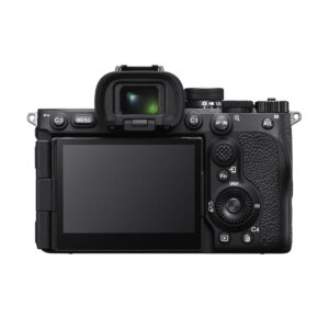 sony_a7r_v_02 Sony A7R V -järjestelmäkameran takanäkymä, jossa on ulos käännettävä LCD-näyttö, useita ohjauspainikkeita ja -valitsimia sekä keskelle sijoitettu elektroninen etsin. Nyt 300€ alennuksella.