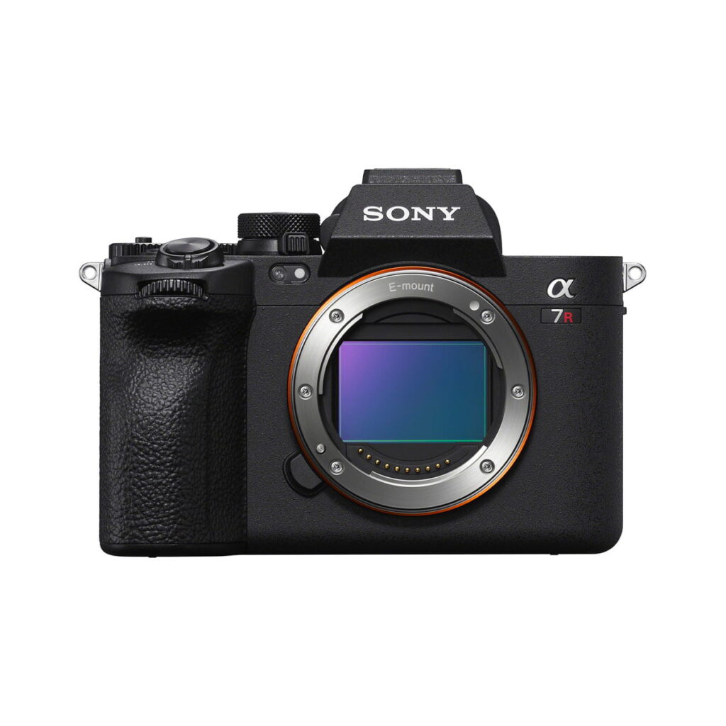 sony_a7r_v_03 Sony A7R V -järjestelmäkameran etukuva ilman objektiivia, jossa näkyy kameran runko, kenno, säätimet ja Sony-logo etsimen yläpuolella.
