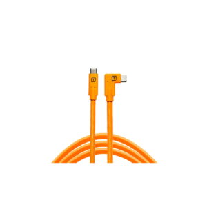 Tether Tools TetherPro USB Type-C (uros) to USB Type-C Right Angle (uros) -kaapelissa, 4,6 metriä, oranssi, on suorakulmaiset liittimet molemmissa päissä, ja se on kuvattu valkoista taustaa vasten.