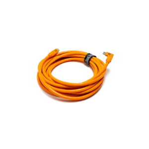 tether_Tools_usb-c-to-usb-c-right_angle_01 Tether Tools TetherPro USB Type-C (uros) - USB Type-C Right Angle (uros) -kaapeli, 4,6 metriä, on kääritty ja kiinnitetty mustalla tarranauhalla, kuvassa valkoisella pohjalla.