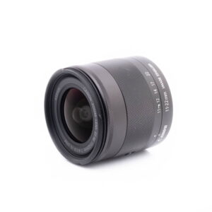 Canon 11-22mm-2 Sigma DC 17-50mm f/2.8 EX HSM OS Canon EF-S - Käytetty -objektiivi näkyy valkoisella pohjalla ja korostaa sen lasielementtejä ja selkeitä objektiivin merkintöjä.