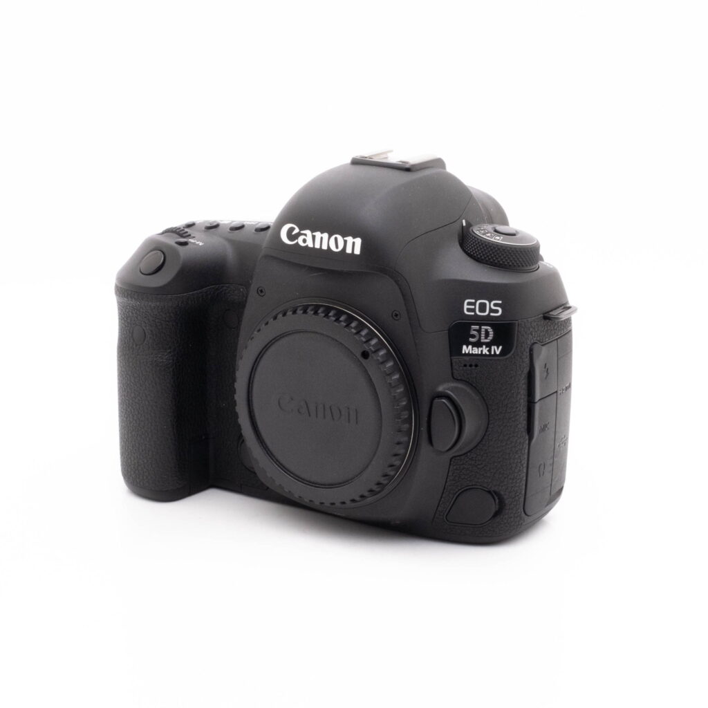 Canon 5DmkIV-1 Canon EOS 5D Mark IV (SC 23300, Takuuta 6kk, sis.ALV24%) - Käytetty kamerarunko on esitetty ilman objektiivia valkoista taustaa vasten.