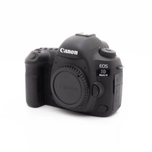 Canon 5DmkIV-1 Canon EOS 5D Mark IV (SC 23300, Takuuta 6kk, sis.ALV24%) - Käytetty kamerarunko on esitetty ilman objektiivia valkoista taustaa vasten.