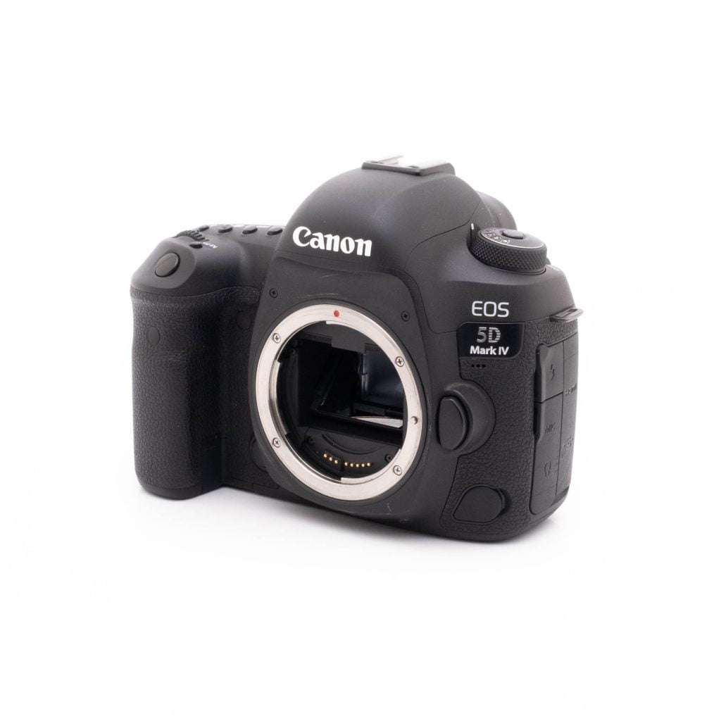 Canon 5DmkIV-2 Canon EOS 5D Mark IV (SC 23300, takuu 6kk, sis.ALV24%) - Käytetty runko, musta, ilman objektiivia valkoisella taustalla.