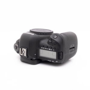 Canon 5DmkIV-4 Musta Canon EOS 5D Mark IV (SC 23300, takuu 6kk, sis.ALV24%) - Käytetty DSLR-runko on kuvattu ylhäältä päin kuvakulmasta, jossa näkyvät painikkeet, LCD-näyttö, toimintatilan valintakiekko ja kuvioitu kahva valkoista taustaa vasten.