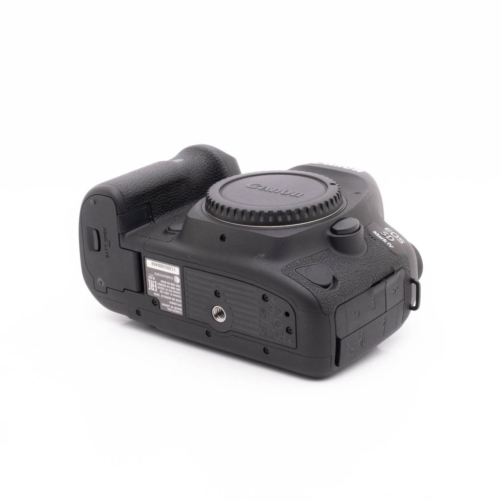 Canon 5DmkIV-5 Canon EOS 5D Mark IV (SC 23300, takuu 6kk, sis.ALV24%) - Käytetty kamerarunko on kuvattu selällään lepäävänä, korostaen ala- ja sivusäätimiä ilman objektiivia kiinnitettynä valkoista taustaa vasten.