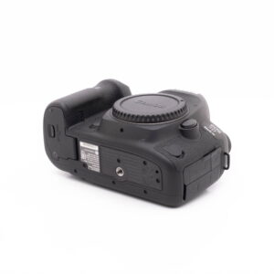 Canon 5DmkIV-5 Canon EOS 5D Mark IV (SC 23300, takuu 6kk, sis.ALV24%) - Käytetty kamerarunko on kuvattu selällään lepäävänä, korostaen ala- ja sivusäätimiä ilman objektiivia kiinnitettynä valkoista taustaa vasten.