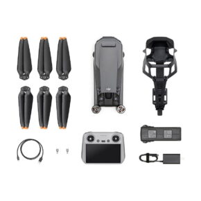 Dji_Mavic_3_RC_Classic_001 Ylhäältä alas näkymä DJI Mavic 3 Classic + DJI RC Ohjain -lennokkipakkauksesta, jossa on taitettu harmaa lennokki, kuusi potkurinlasta, ohjain, kaksi akkua, latauskeskus, kantohihna, USB-kaapeli ja kaksi pientä liitintä.