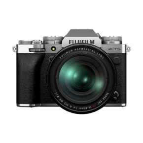 Fujifilm X-T5 + XF 16-80mm f/4 R OIS WR (hopea) -digitaalikamera, jossa on hopeanvärinen ja musta runko, kuvioitu kahva ja erilaisia ylävalitsimia, on kuvattu edestä valkoista taustaa vasten.
