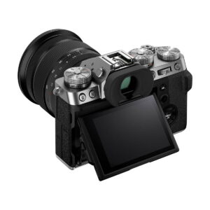 Fujifilm X-T5 + XF 16-80mm f/4 R OIS WR, hopea, näytetään takaa hopeanvärisellä ja mustalla rungolla, ulospäin kallistettavalla LCD-näytöllä sekä näkyvillä olevilla valintakiekoilla, painikkeilla ja etsimellä takana ja ylhäällä.