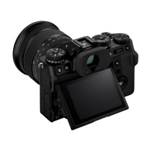 Fujifilm X-T5 + XF 16-80mm f/4 R OIS WR (musta) on digitaalinen peilitön kamera suurella objektiivilla ja kallistettavalla LCD-näytöllä, joka on kuvattu takaa kulmasta ja jossa on näkyvissä säätimet ja painikkeet.