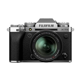 Fujifilm X-T5 +  XF 18-55mm f/2.8-4 R LM OIS – Hopea Fujifilm järjestelmäkamerat