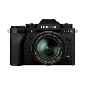 Fuji_X-T5-18-55mm_Musta_001 Fujifilm X-T5 + XF 18-55mm f/2.8-4 R LM OIS - Musta peilitön kamera näytetään edestä, ja sen suuri asfäärinen objektiivi, musta kuvioitu runko sekä näkyvät painikkeet ja säätimet korostuvat.