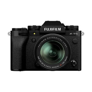 Fujifilm X-T5 + XF 18-55mm f/2.8-4 R LM OIS - Musta peilitön kamera näytetään edestä, ja sen suuri asfäärinen objektiivi, musta kuvioitu runko sekä näkyvät painikkeet ja säätimet korostuvat.